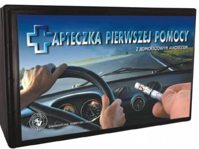 Apteczka samochodowa zawierająca alkotest